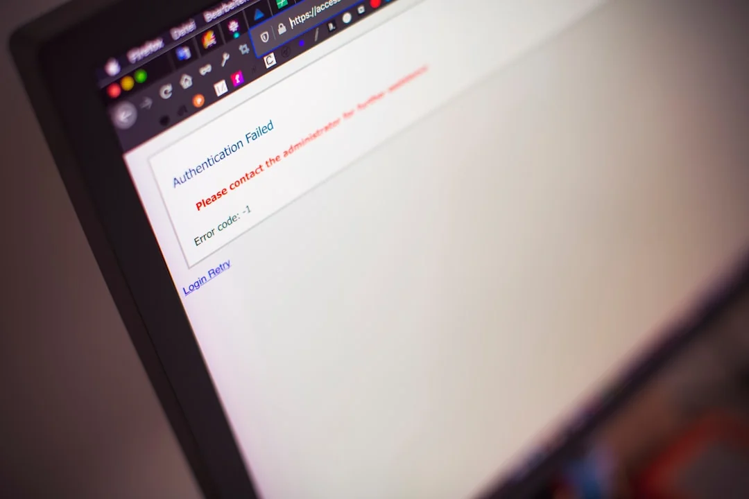 Vue rapprochée d’une femme travaillant sur un projet de marketing numérique dans un bureau à domicile.